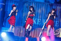 渡辺美優紀、松井玲奈、須田亜香里（左から）。 (c)AKS