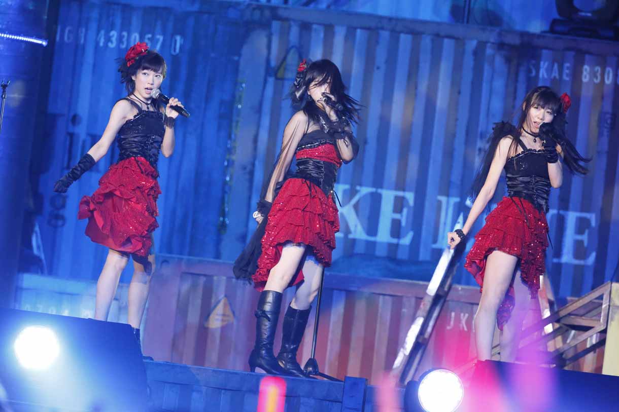 渡辺美優紀、松井玲奈、須田亜香里（左から）。 (c)AKS