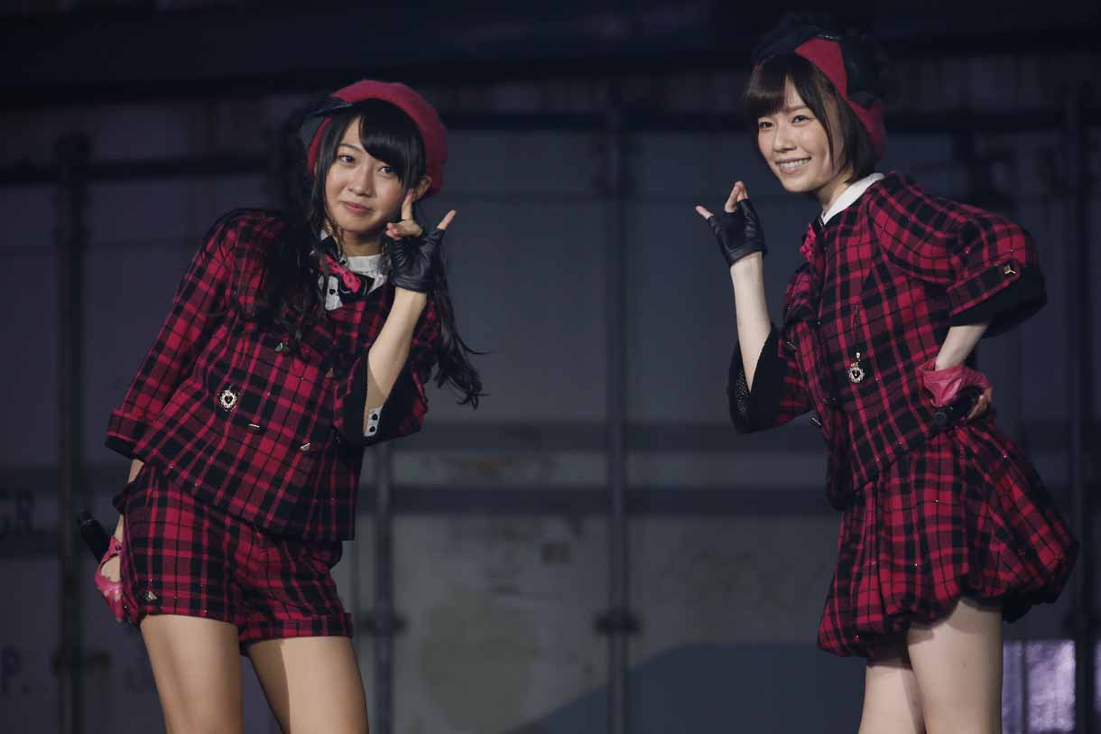 木崎ゆりあ、島崎遥香（左から）。 (c)AKS
