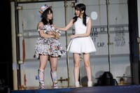 松村香織、指原莉乃（左から）。 (c)AKS