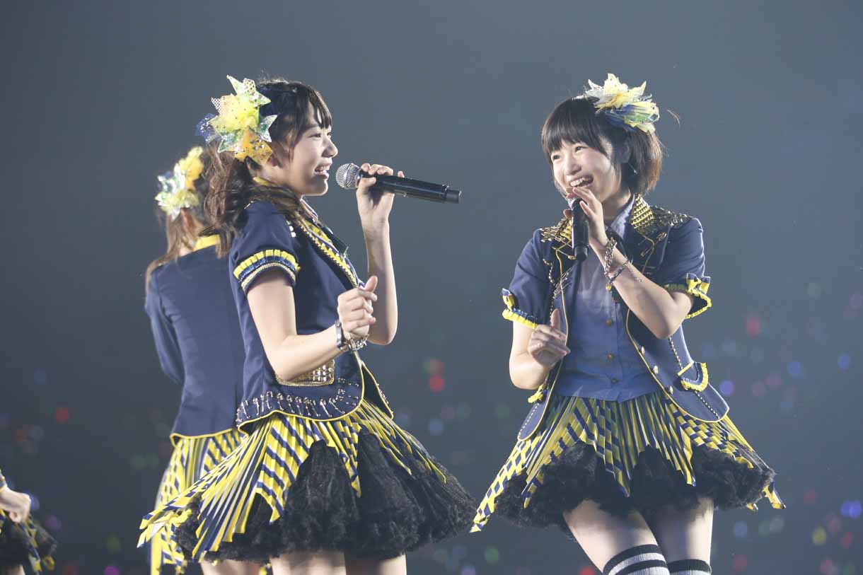 宮脇咲良、朝長美桜（左から）。 (c)AKS
