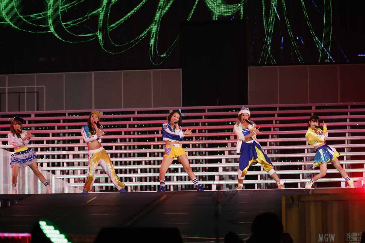 「転がる石になれ」にサプライズで卒業生の高田彩奈が登場（中央）。 (c)AKS