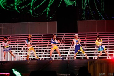 「転がる石になれ」にサプライズで卒業生の高田彩奈が登場（中央）。 (c)AKS