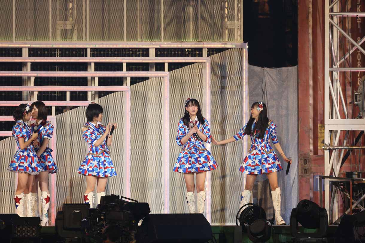 単独コンサート発表に驚く松井玲奈（中央）。 (c)AKS