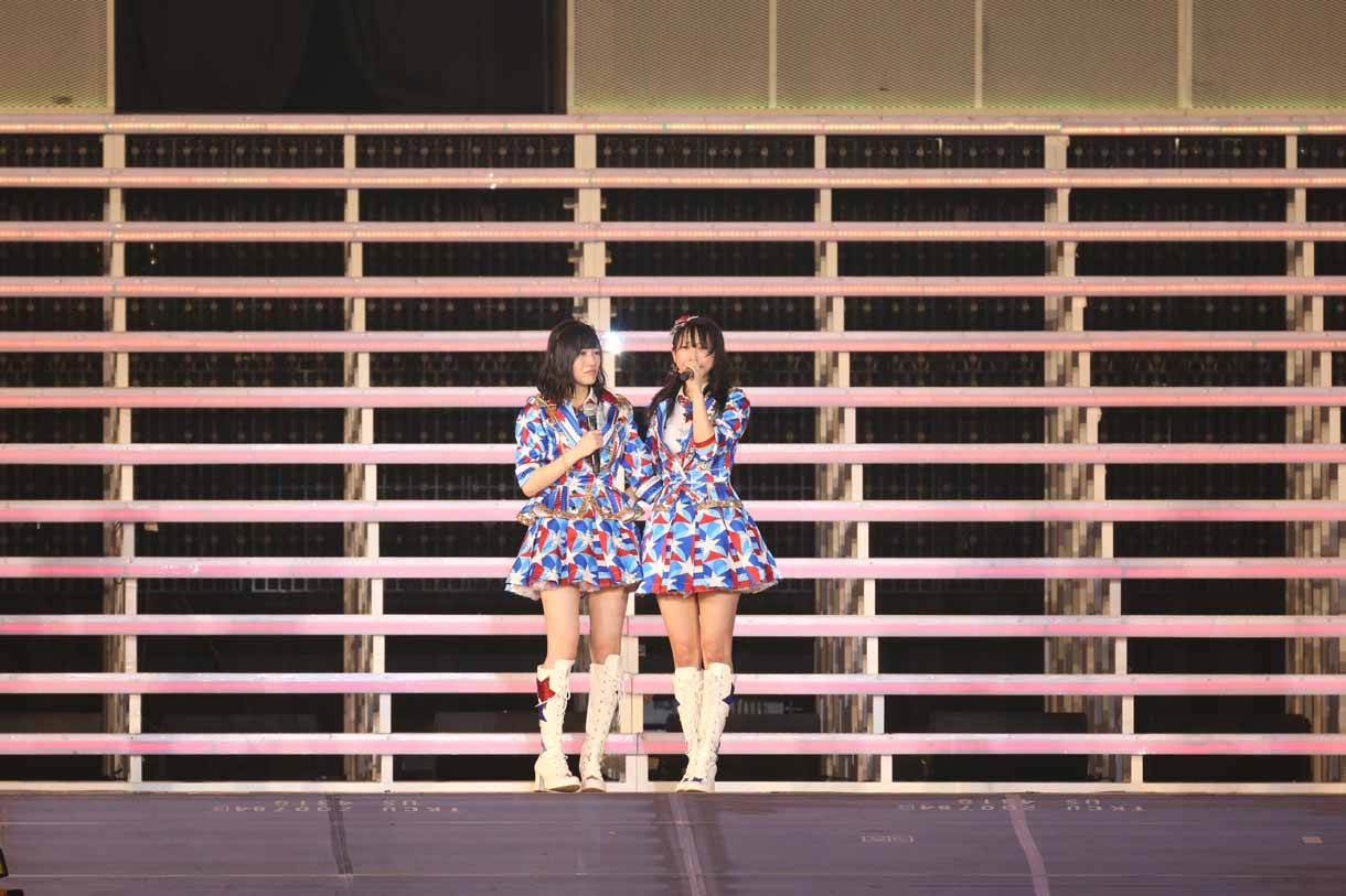 単独コンサート発表に驚く松井玲奈（中央）。 (c)AKS