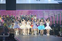 花道を走り出すAKB48グループメンバーたち。 (c)AKS