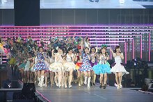 花道を走り出すAKB48グループメンバーたち。 (c)AKS