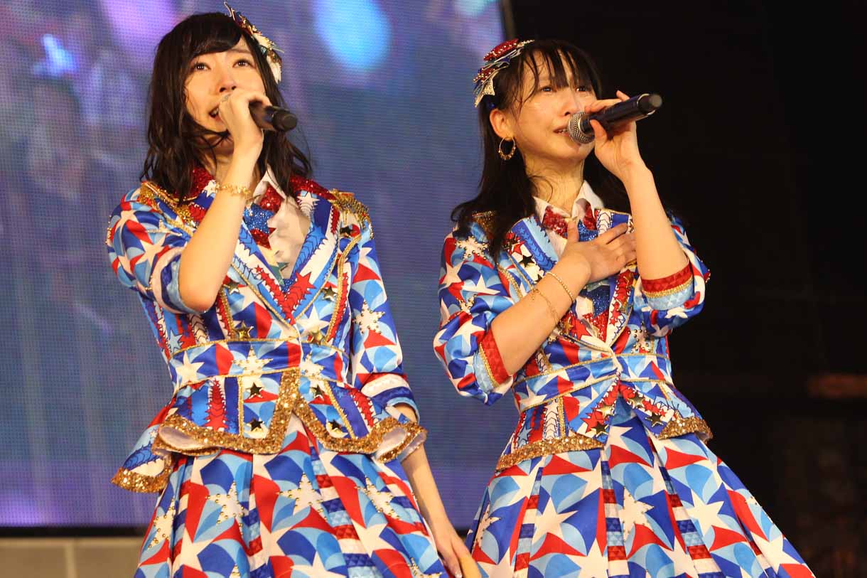 単独コンサート開催の発表に涙を流す松井珠理奈、松井玲奈（左から）。 (c)AKS