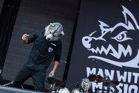 MAN WITH A MISSION「SUMMER SONIC 2013」出演時の様子。