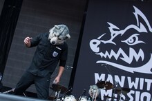 MAN WITH A MISSION「SUMMER SONIC 2013」出演時の様子。
