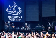 MAN WITH A MISSION「SUMMER SONIC 2013」出演時の様子。
