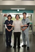 「救命病棟24時」に出演する松嶋菜々子（左）と時任三郎（右）に挟まれポーズをとる中村正人（中央）。