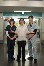 「救命病棟24時」に出演する松嶋菜々子（左）と時任三郎（右）に挟まれポーズをとる中村正人（中央）。