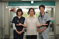「救命病棟24時」に出演する松嶋菜々子（左）と時任三郎（右）に挟まれポーズをとる中村正人（中央）。