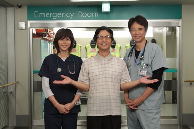 「救命病棟24時」に出演する松嶋菜々子（左）と時任三郎（右）に挟まれポーズをとる中村正人（中央）。