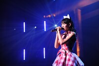 初のソロ楽曲「おっとりガールの憂鬱」を披露する秋本帆華。