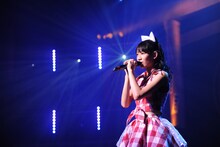 初のソロ楽曲「おっとりガールの憂鬱」を披露する秋本帆華。