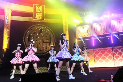 ステージ後方には巨大な鳥居が設置された。