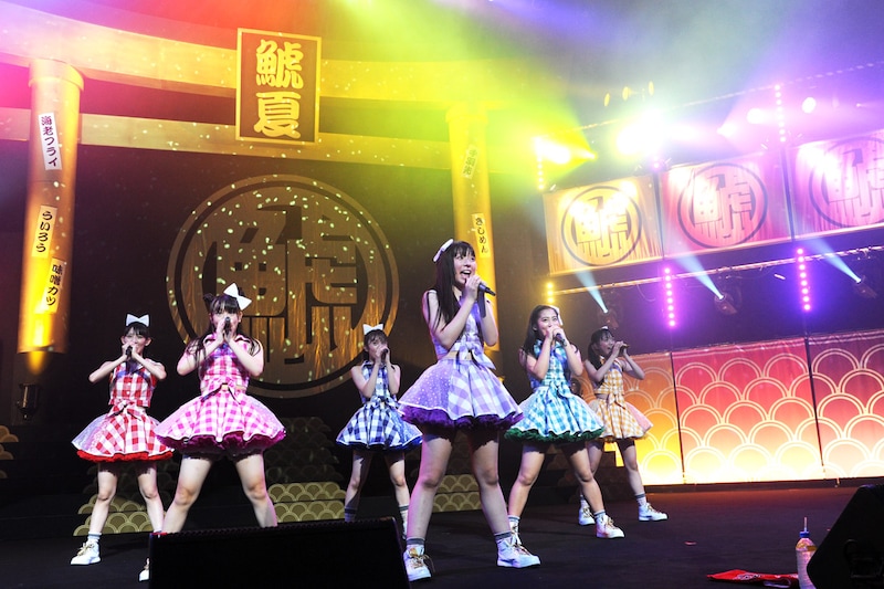 ステージ後方には巨大な鳥居が設置された。