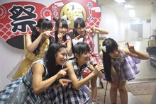 開演前、ライブビューイングを楽しむファンに向けて挨拶するチームしゃちほこ。