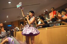 客席通路を駆け回る大黒柚姫