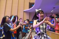 客席通路を駆け回る咲良菜緒。