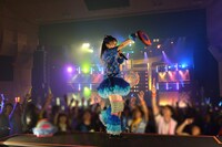 1階後方のお立ち台からメッセージ入りのフリスビーを投げる咲良菜緒。