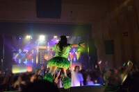 1階後方のお立ち台から豪快にフリスビーを放る坂本遥奈。