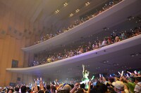 お立ち台に立つ咲良菜緒＆坂本遥奈。