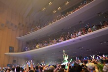 お立ち台に立つ咲良菜緒＆坂本遥奈。