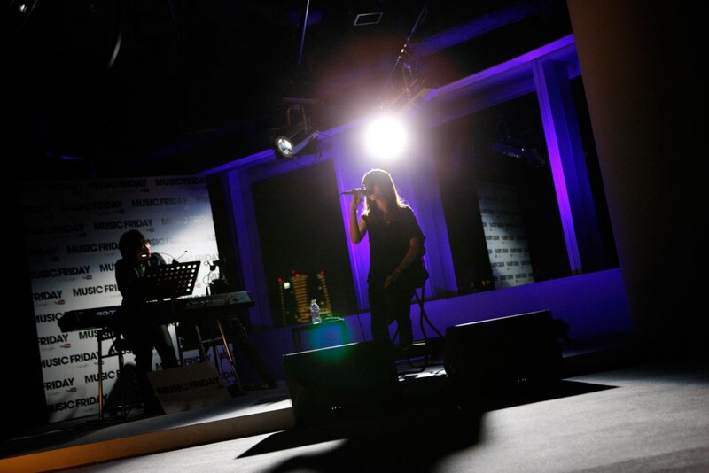 Aimer「MUSIC FRIDAY on Google+ | YouTube」スタジオライブの様子。