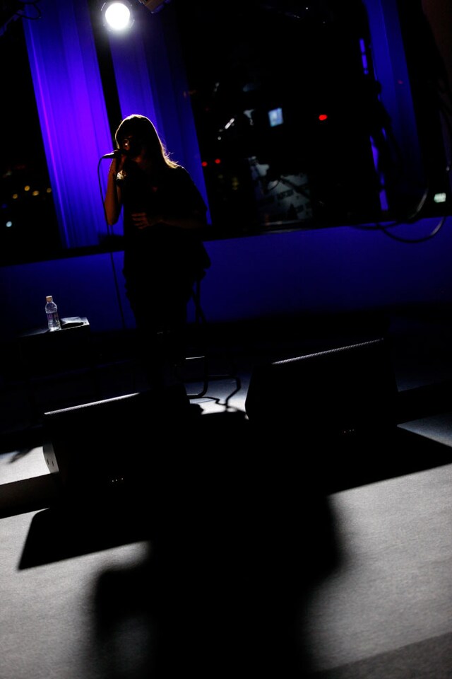 Aimer「MUSIC FRIDAY on Google+ | YouTube」スタジオライブの様子。