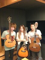 左から飯田瑞規、片平里菜、三島想平。