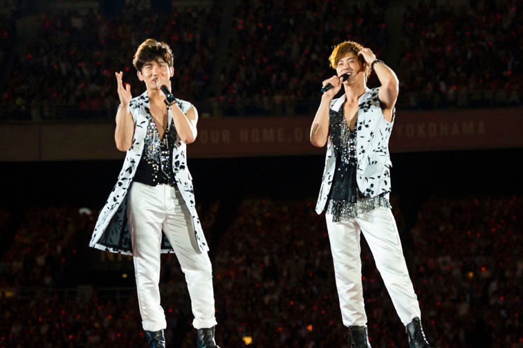 「東方神起 LIVE TOUR 2013～TIME～ FINAL in NISSAN STADIUM」での東方神起。