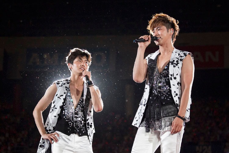 「東方神起 LIVE TOUR 2013～TIME～ FINAL in NISSAN STADIUM」での東方神起。