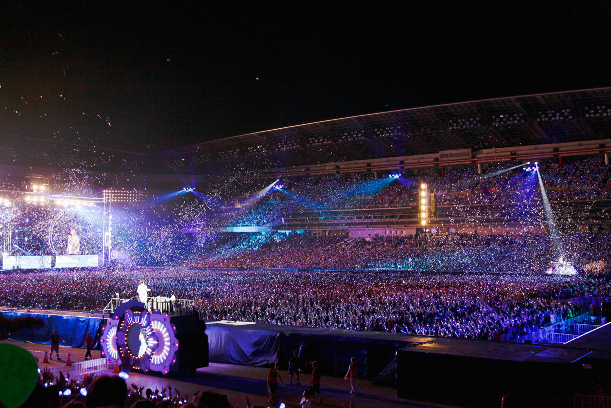 「東方神起 LIVE TOUR 2013～TIME～ FINAL in NISSAN STADIUM」の様子。