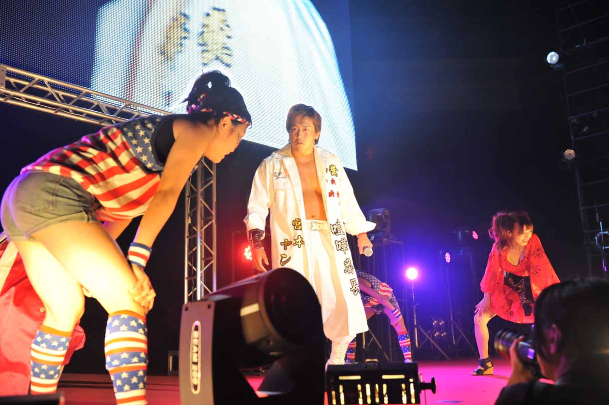 宮本裕向がステージに登場し、伊藤麻希を見つけて近づいていく。