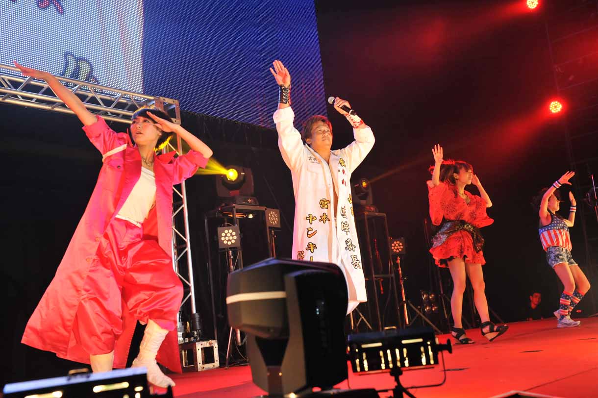 「One Night Carnival 2013」でパフォーマンスするLinQと宮本裕向。