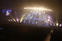 平井堅のアクトの様子。