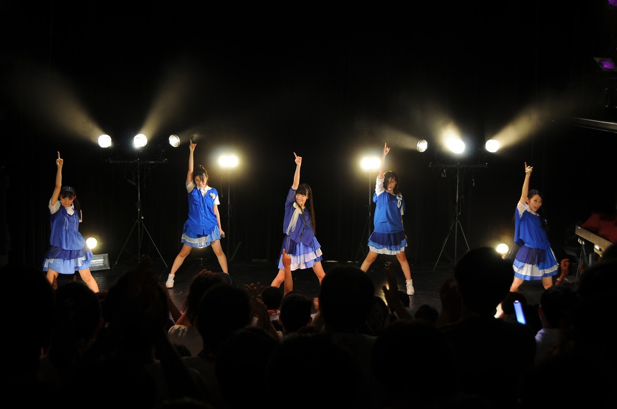 Dorothy Little Happy。写真は「定期ライヴ 2013 No.6」の様子。