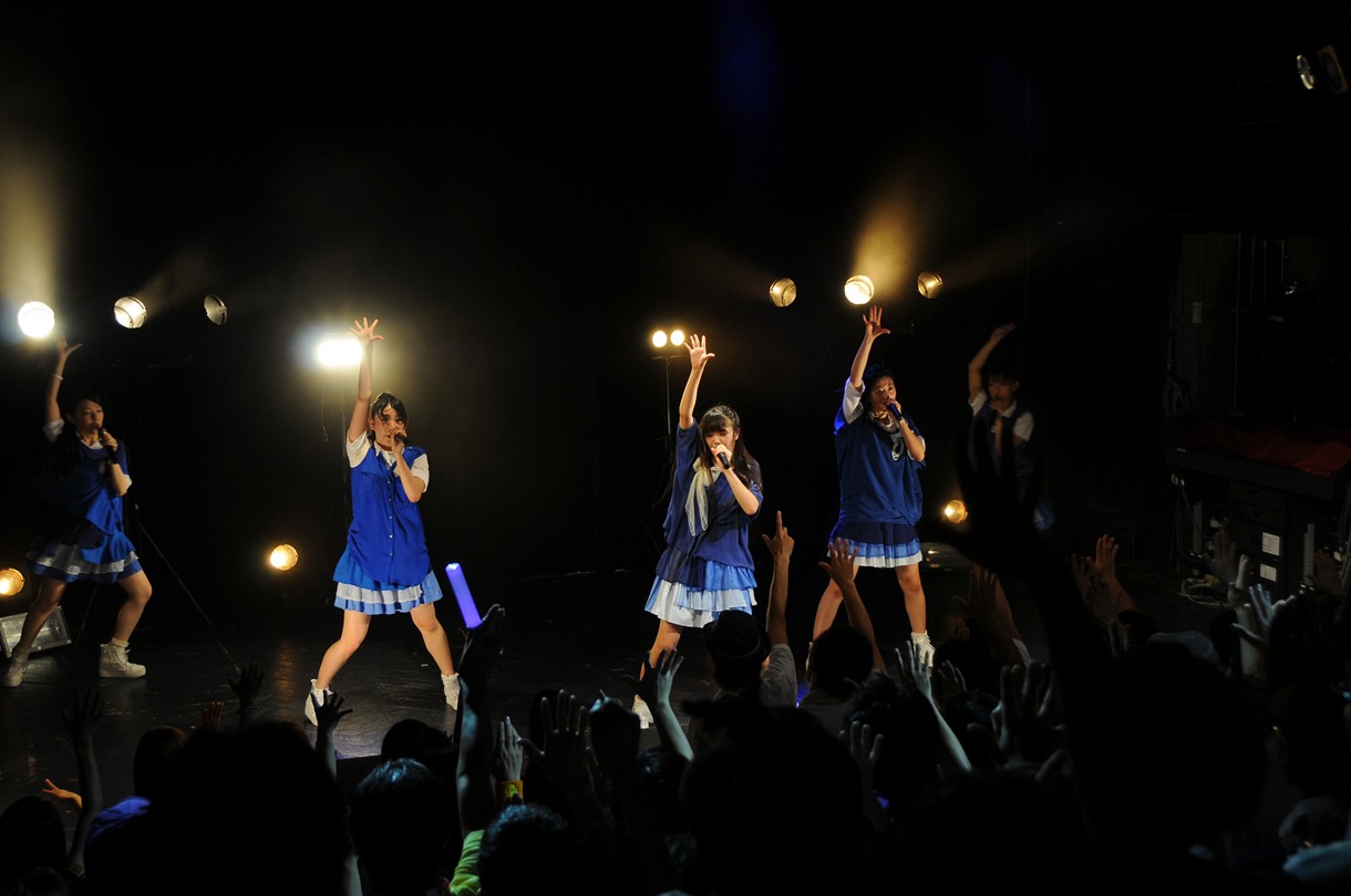 Dorothy Little Happy。写真は「定期ライヴ 2013 No.6」の様子。