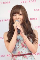 L'EST ROSEの魅力を語る白石麻衣。