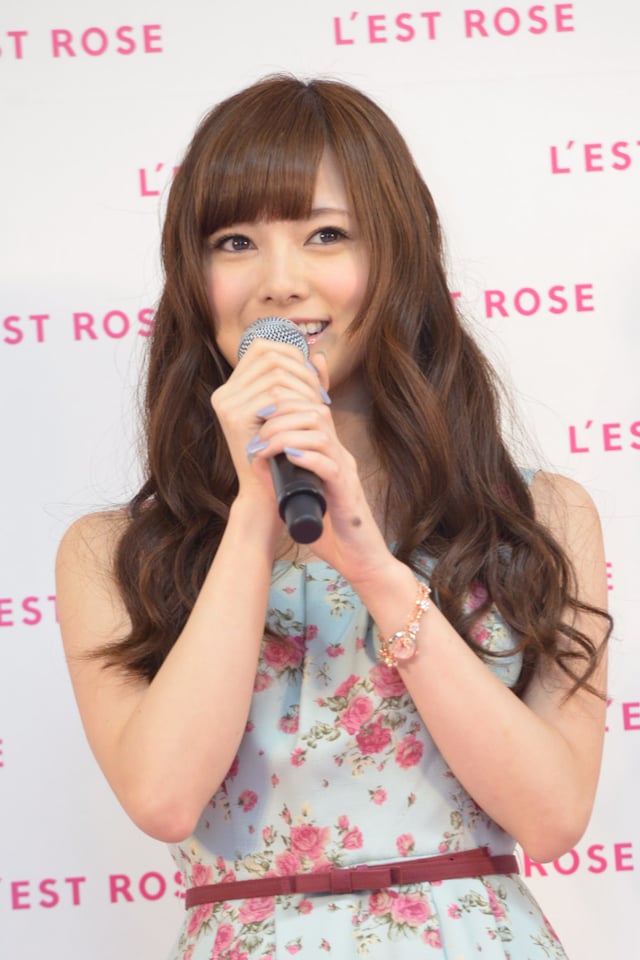 L'EST ROSEの魅力を語る白石麻衣。