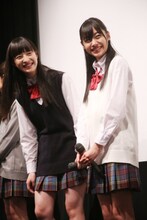 「ジョーカーゲーム ～脱出（エスケープ）～」初日舞台挨拶の様子。左から松野莉奈、鈴木裕乃。