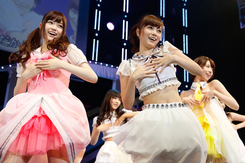 手前左から松村沙友理、白石麻衣（8月19日の北海道・Zepp Sapporo公演より）。