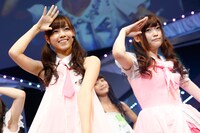 西野七瀬、松村沙友理（前列左から）