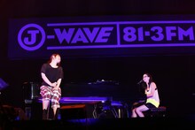 絢香（写真左）とアンジェラ・アキ（右）。