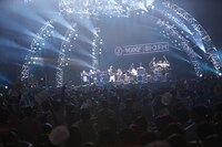 絢香のアクトの様子。