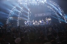 絢香のアクトの様子。