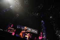 THE BAWDIESのアクトの様子。